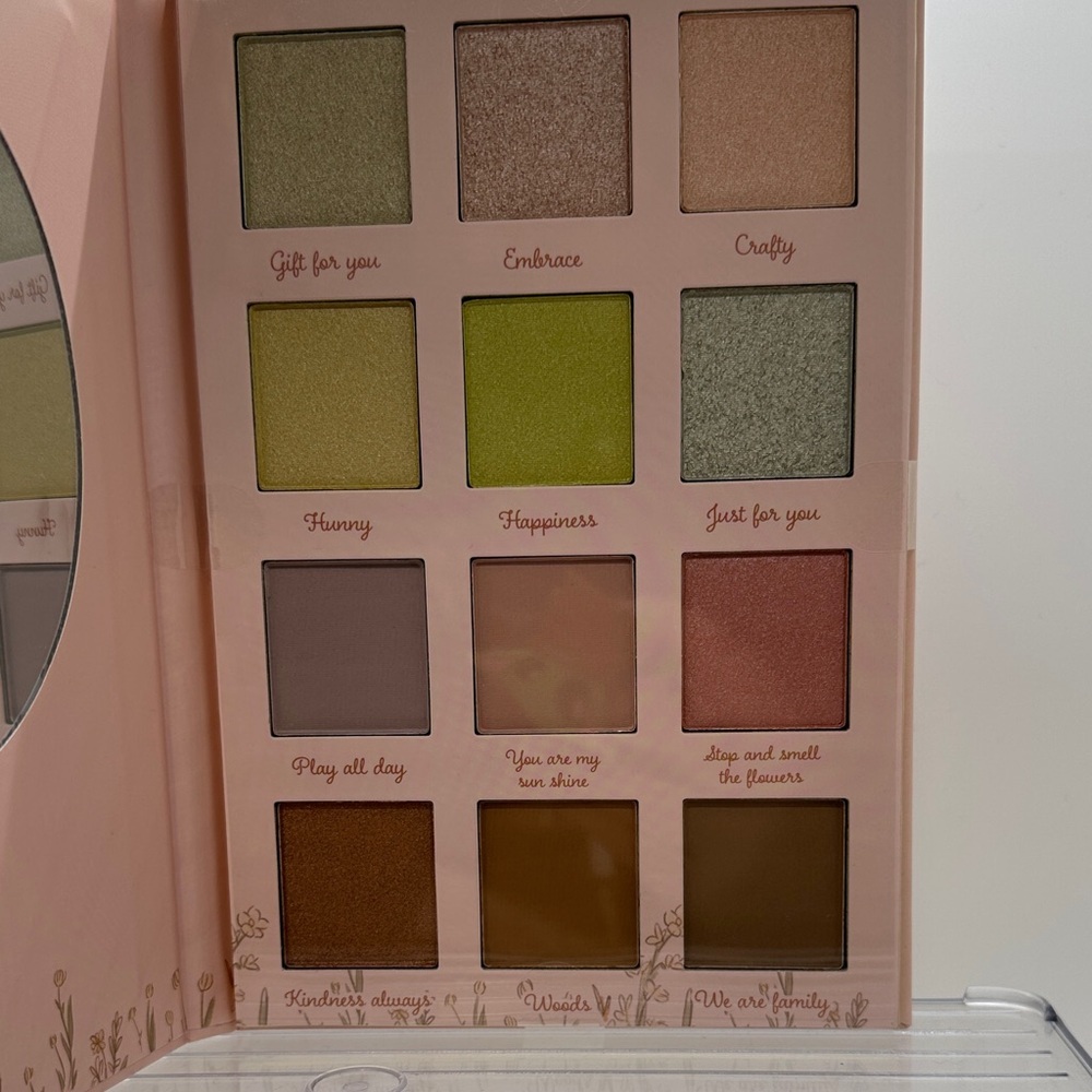Disney Winnie the Pooh Palette and Lip Gloss set - Picture 3 of 9